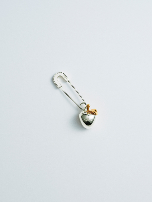 APPLE CHARM EARRING