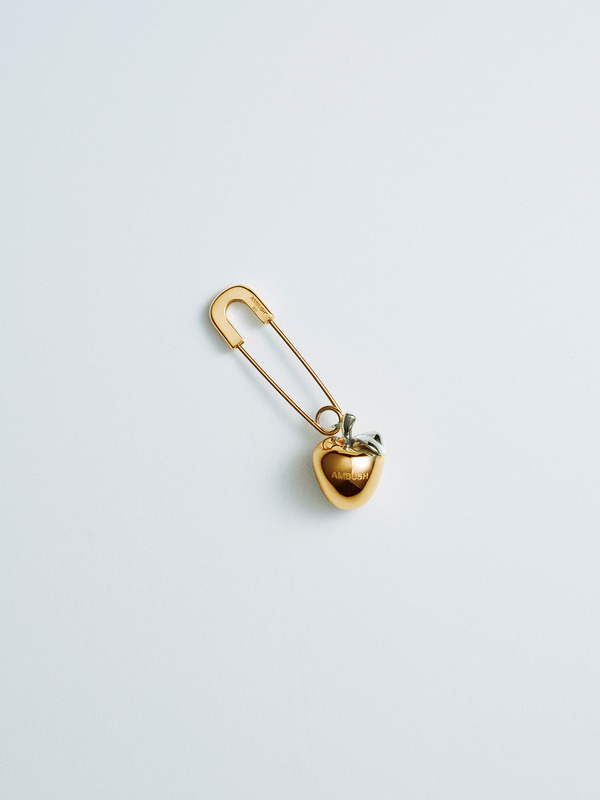 APPLE CHARM EARRING
