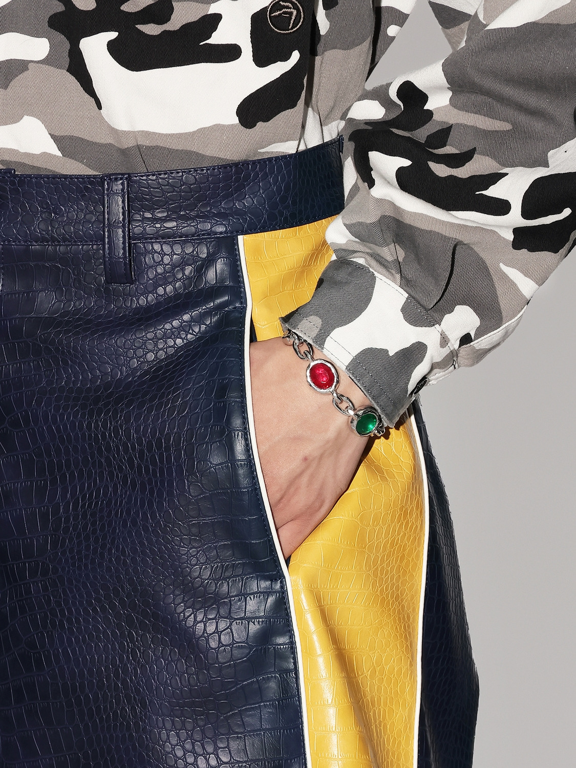 FAKE CROCODILE LEATHER SHORT PANTS 詳細画像 Navy 5