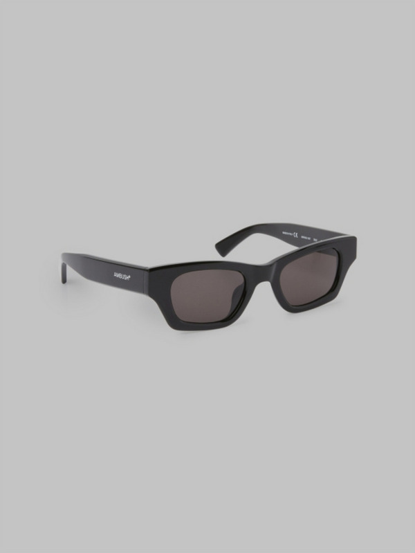 【廃盤品】AMBUSH ロゴ入りピンバッジ2個セット AMBUSH® - クラシック ロゴキャップ | HBX - ハイプビースト